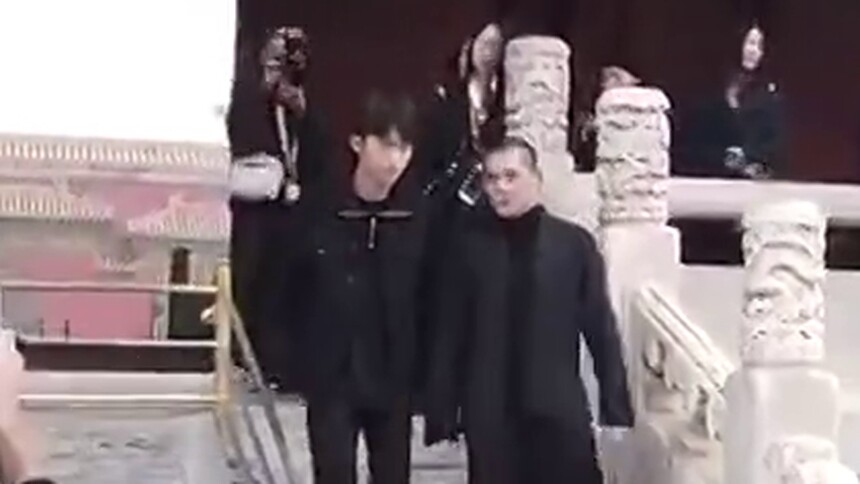 易烊千玺助阵“炁－任哲雕塑个人展览”开幕，会动的小千超帅