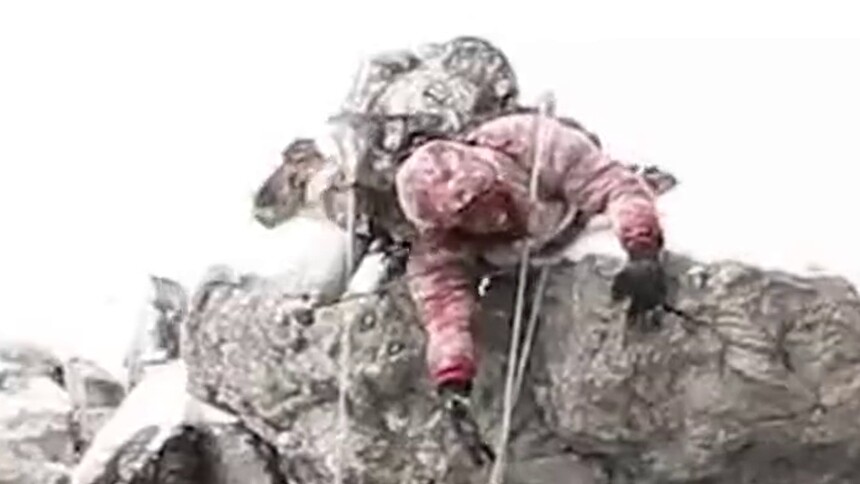 《攀登者》曝光拍摄花絮，井柏然饰演的攀登者李国梁割绳坠崖，戳中泪点