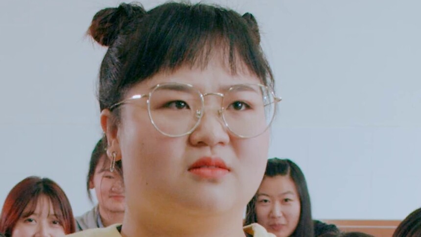沈轻如燕和马老师同时挤在门里  易丽莎白会救谁？