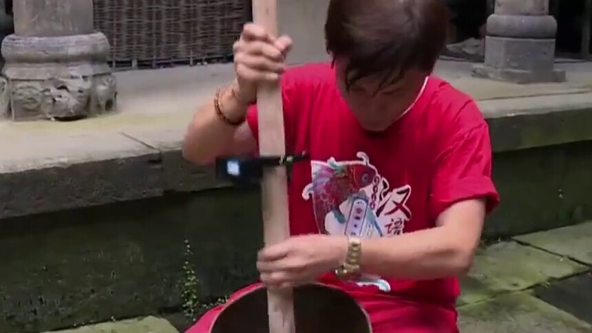 五大洲选手体验擂茶 失误频频