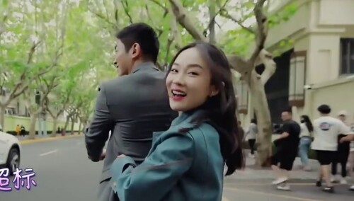 杜江骑单车带霍思燕游上戏  霍思燕猜杜江床铺