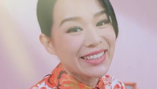 嗨唱彩蛋：不开心嘛？胡杏儿唱歌给你听啊 开开心心过每一天哦