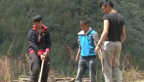 《变形计》李福回老家种庄稼 姚珠龙周卓夫帮忙干活