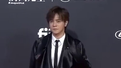 【MAHB时尚先生盛典】罗志祥一袭黑色西装搭配同色系长款风衣，成熟内敛之中又增添随性帅气