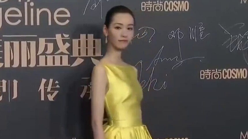 【2019COSMO时尚美丽盛典】陈都灵黄裙盘发新造型，偶尔成熟风也别有韵味