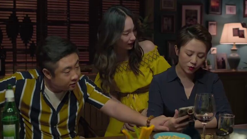 《来电狂响》片段：马丽收到女生性感照 找乔杉鉴别真假