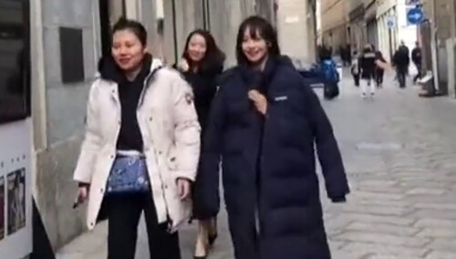 【IF时尚】2019米兰时装周：宋茜抵达秀场，今天米兰大降温，美茜还是很注意保暖的哦～