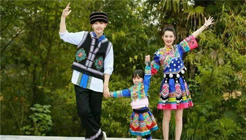 第三视角下的邓伦李沁甜蜜互动瞬间