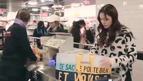 【林允VLOG】林允逛嗨了的一天！败家少女了解一下