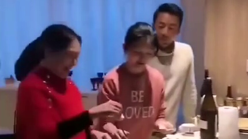 大S家庭聚会，小玥儿意外出镜，好萌的背影！