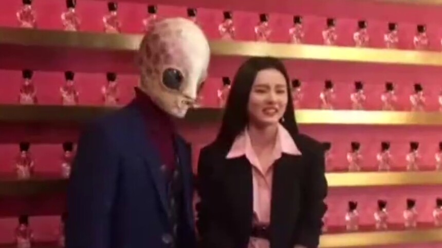 【IF时尚】看到“外星人”的宋祖儿“方”了 镜头前假装淡定的样子也是很可爱的呀