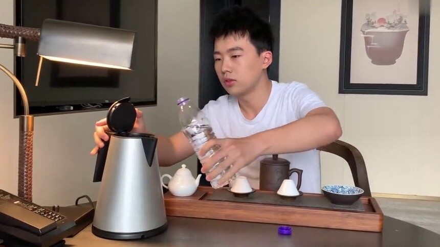 【郭麒麟VLOG】养生boy的一天，泡茶，郭麒麟是认真的