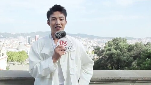 《出线了，初恋》西班牙采访：暖男杨业明化身导游 带你逛巴塞罗那！