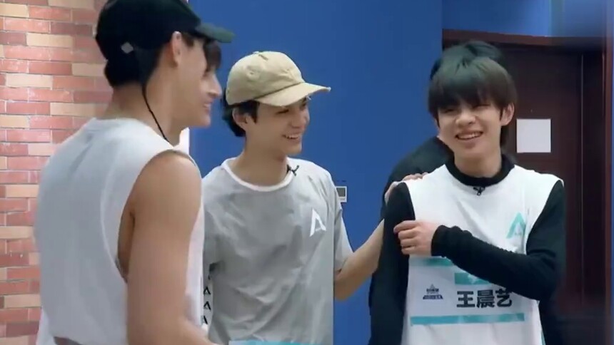 《hand clap》练习室练表情，王晨艺张远做搞怪表情