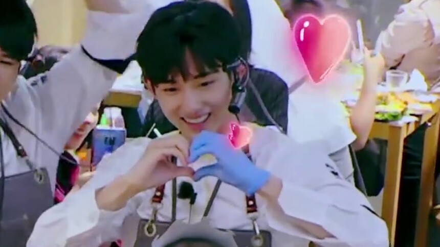 董思成为顾客跳舞送祝福！大张伟的“吆喝”可以说很成功了！