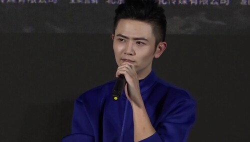 《八子》北京看片会 主演不戴护具在泥中摸爬滚打