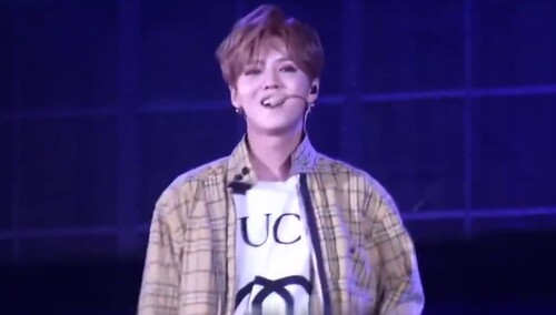 鹿晗《触发》饭拍