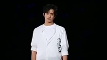 郑云龙化身白衣少年深情演唱《天边外》