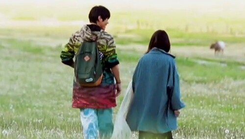 郭碧婷向佐大草原浪漫玩蒲公英 向佐求婚誓言被曝出：我的世界都是你