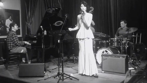 李亚鹏新女友晒唱歌视频，状态神情都酷似王菲