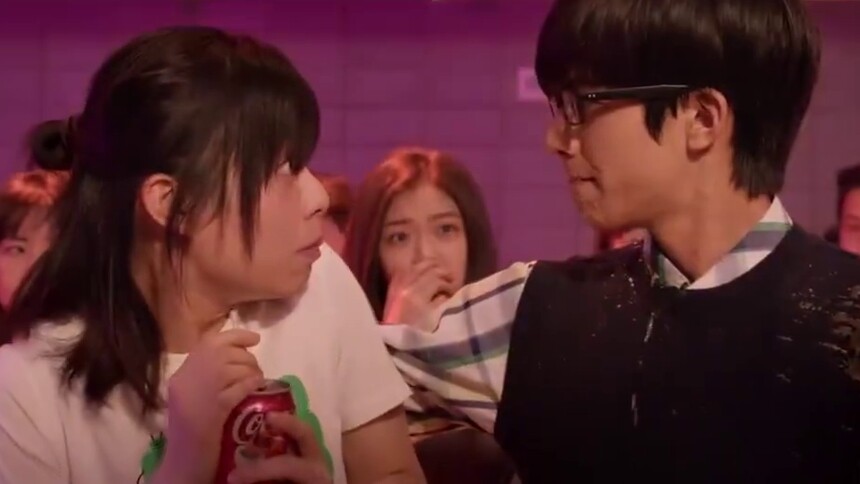 《我的青春都是你》片段：宋威龙说宋芸桦是他的女朋友 结果被喷一脸可乐