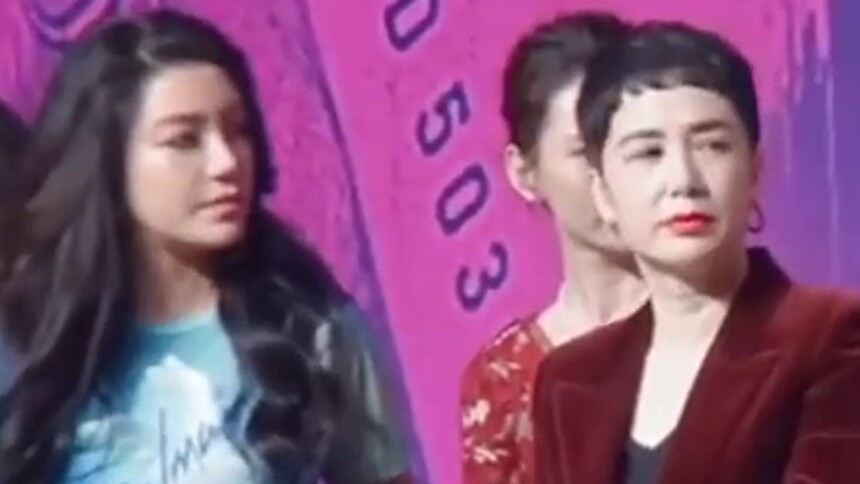 江映蓉不让蒋雯丽跷二郎腿，用手轻轻给她摁下去了，好皮啊