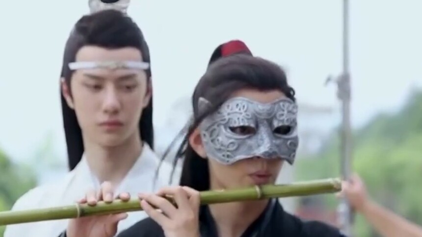 《陈情令》花絮：肖战吹笛子，王一博在后面堵住