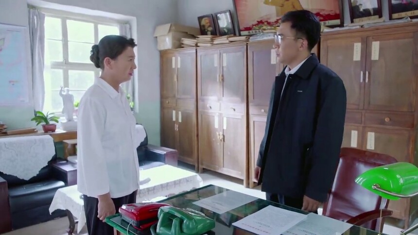 孙桐花找庞书记借钱修路