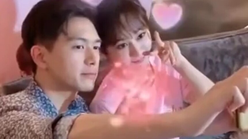杨紫李现自拍合影，李现转头看了杨紫一眼，瞬间笑到捂脸！