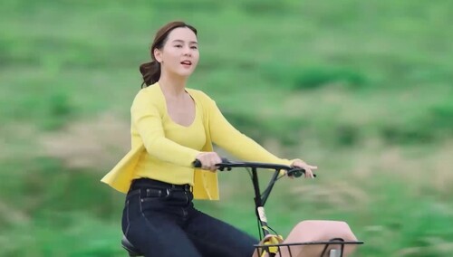 Aom骑自行车惨摔 英雄救美安排上了吗