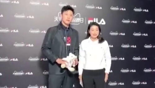【IF时尚】米兰时装周 2020春夏秀场，黄景瑜和郭晶晶合影～这次带上了公仔