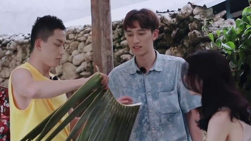 张领领陆政羽浪漫做手工 杨明鑫只能边想着王瑛瑛边给她编草帽
