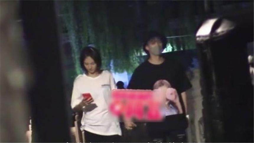 金晨董又霖当街亲吻携手喂食 ，两人曾在《天天向上》的小短剧中合作过，当时就被两人甜到