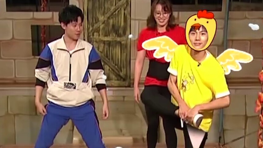 平衡能力大考验 刘家祎上演金鸡独立惊呆小喵