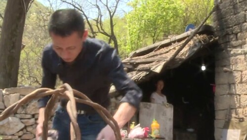 《变形计》之《青春花开》：刘父进村团聚  刘珊母女惊讶不已
