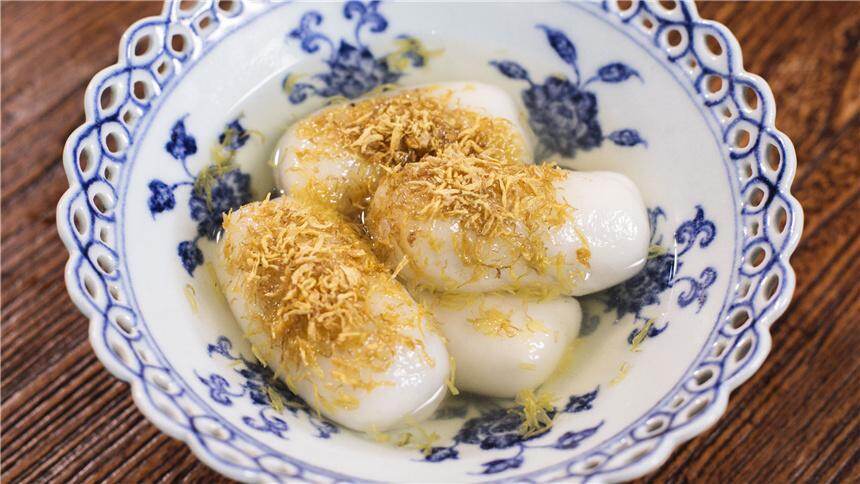 【美食台】菊花宴 ​菊花还用于蒸、煮、煎、炸，吃法多样，再配以菊花酒，堪称风雅！