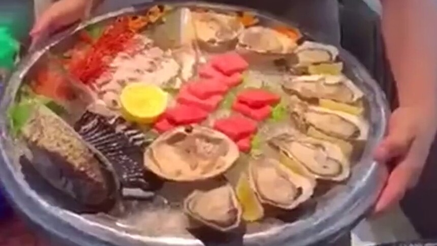 澳洲黑金鲍刺身，一顿吃下一辆车？给我一口就吞没~