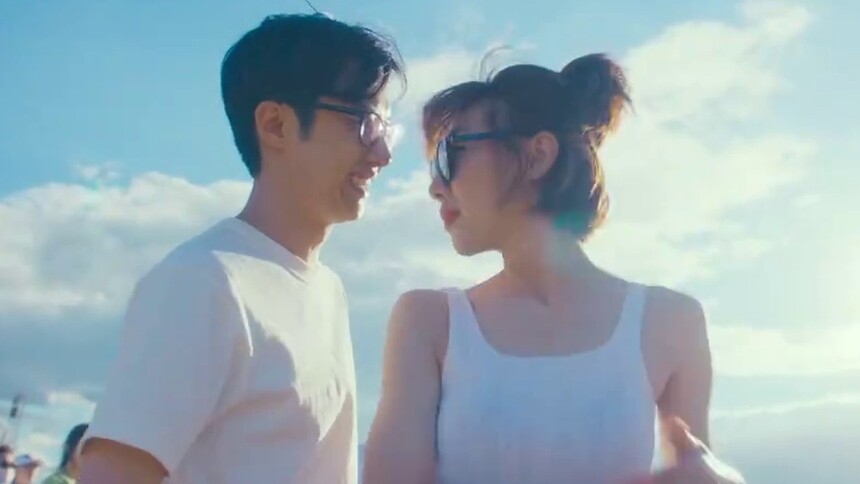 孙同莫默进展神速参加音乐节激吻