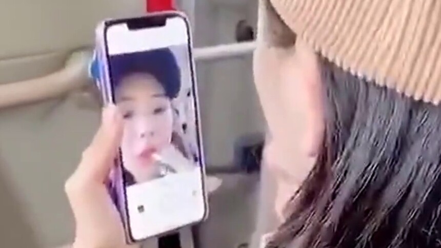 杨超越涂口红遭到其他妹妹们的围观，还被调侃“你的口红形状真的长得和嘴巴一个样子”