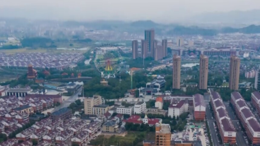 浙江东阳：花园村产业致富路