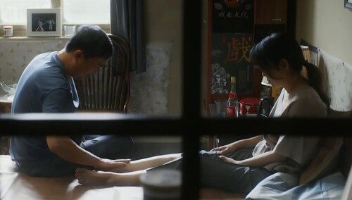 《装台》第1集看点：刁顺子碰瓷蔡素芬立马娶回家 还把钱给了媳妇