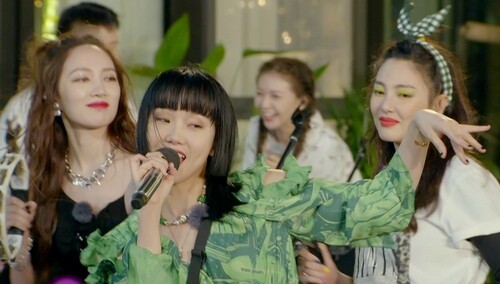 路演纯享：黄龄《公虾米》现场氛围火热 姐姐们集体扭秧歌