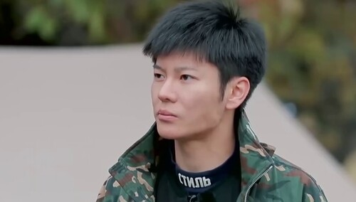 精致男孩王嘉陷入沉思：我该穿什么？