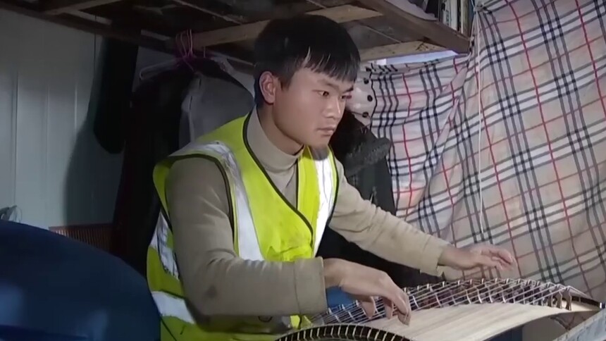 青岛：工地里的古筝小伙