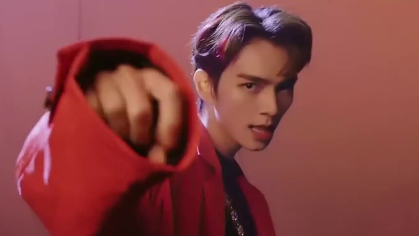 何昶希《Busy Man》MV