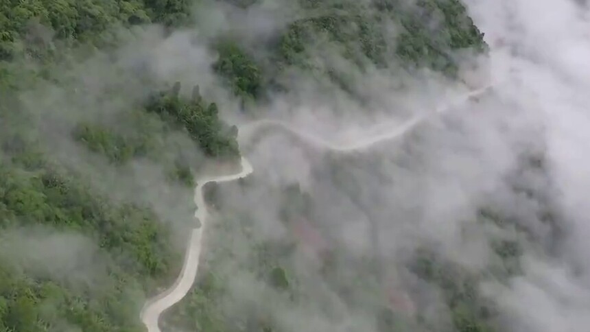 西藏冬季雅江晨雾美如画