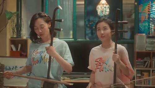 白树瑾小女孩与摇滚青年的二胡斗乐