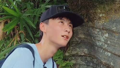 触发隐藏任务 子豪玩蛇获得小朋友好感+1