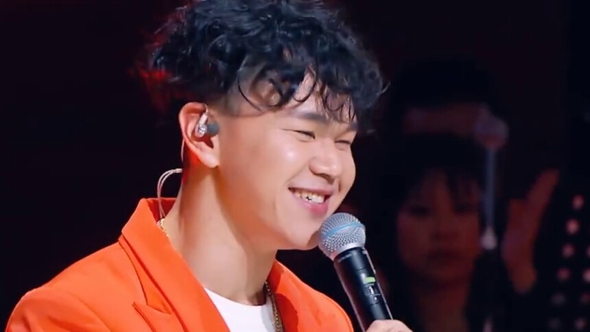 郑伟杰携萨克斯乐队演绎复古爵士乐，个性唱腔让人过耳不忘