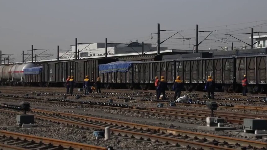 铁路“马里奥”迎春检 维修“铁蘑菇”保安全